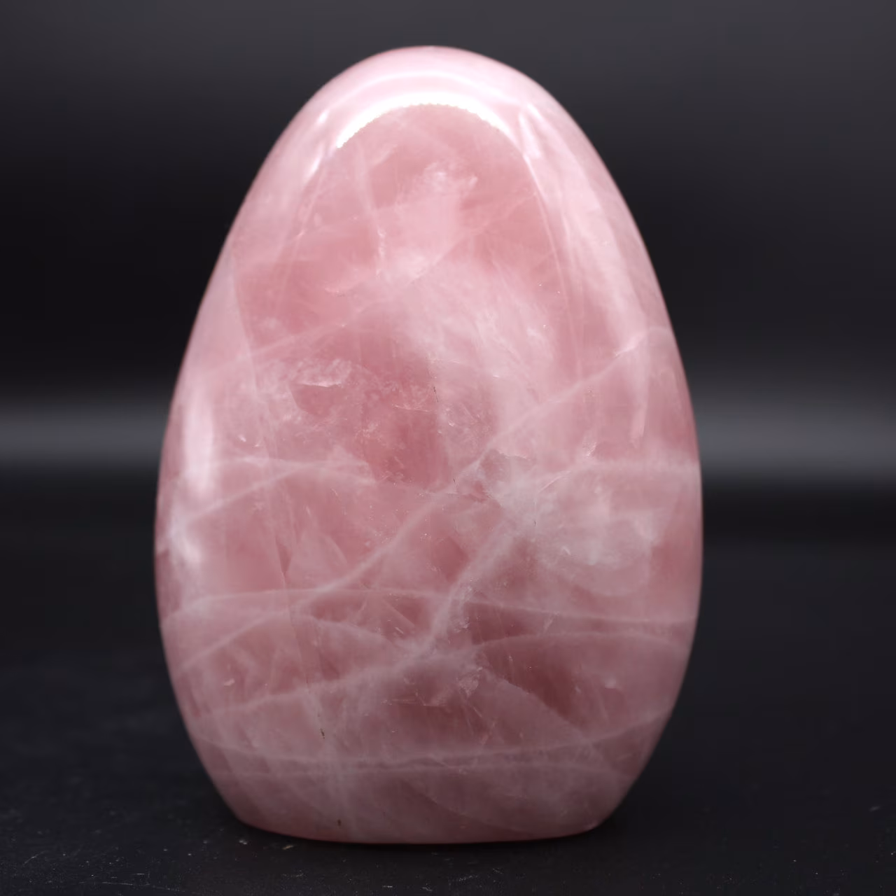 Naturpolierter Rosenquarz
