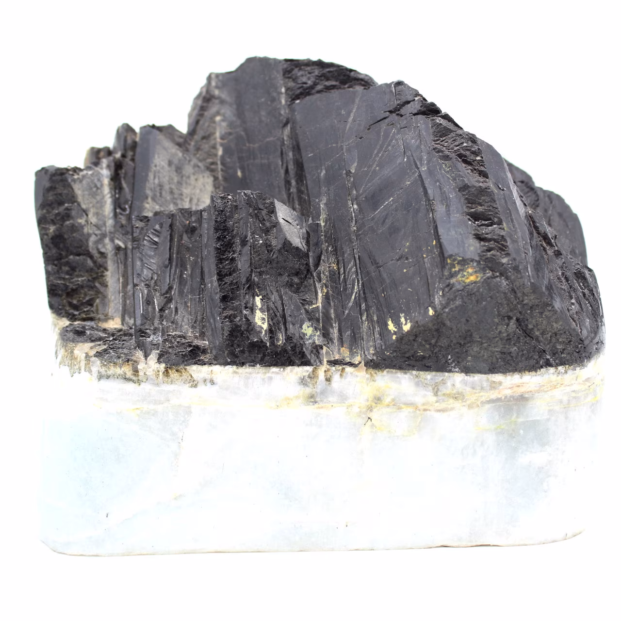 Turmalinkristallisation auf Quarzbasis
