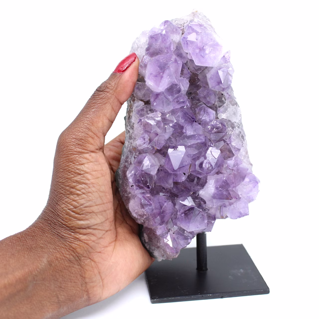 Natürlicher amethyst auf sockel