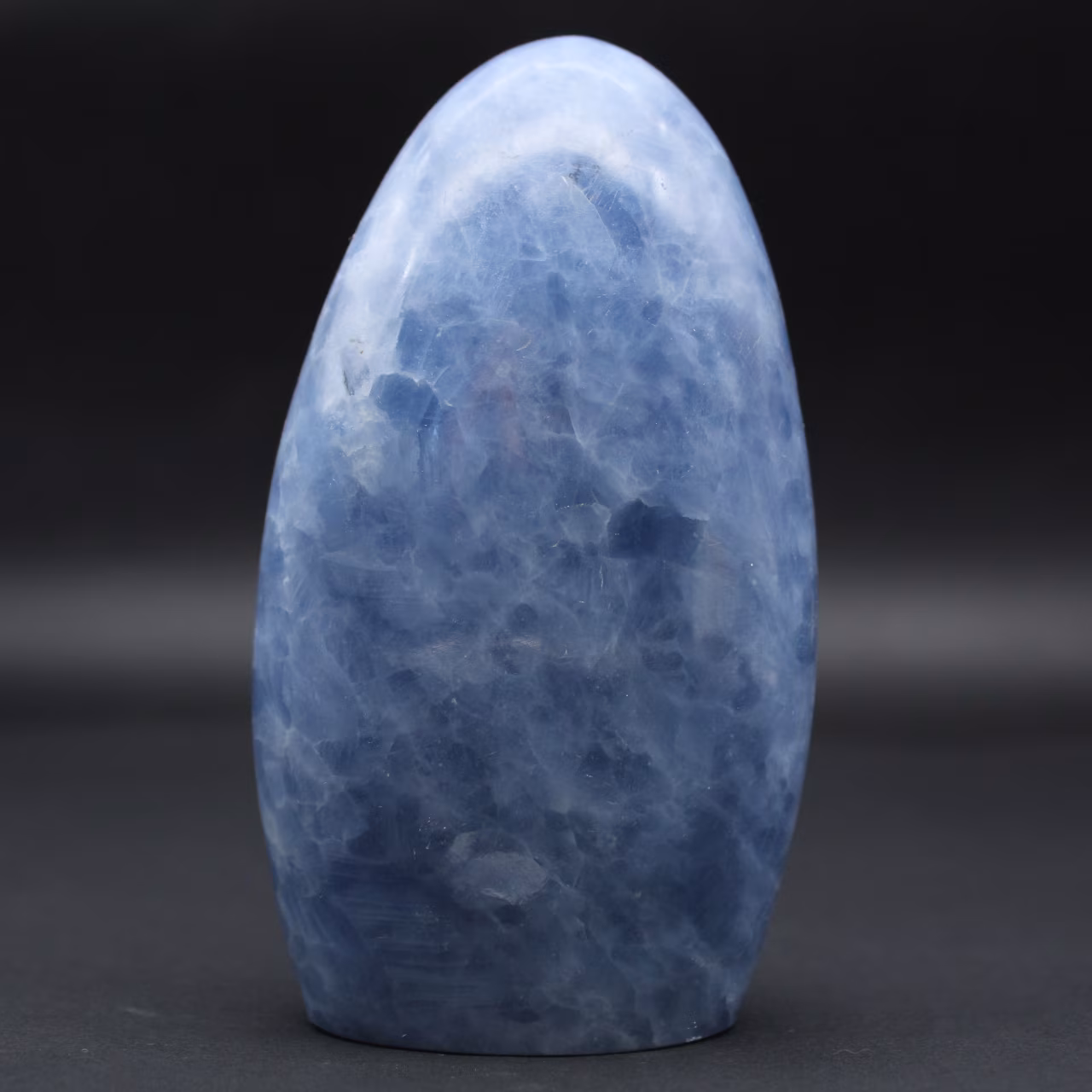 Dekorativer blauer Calcit