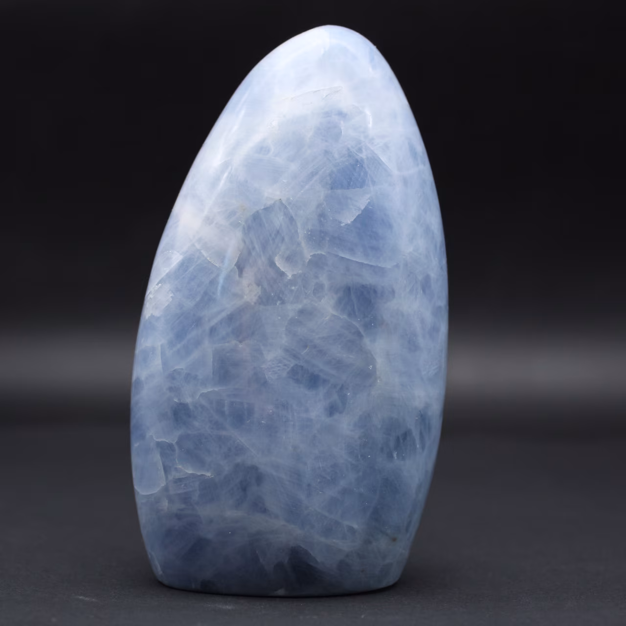 Dekorativer blauer Calcit