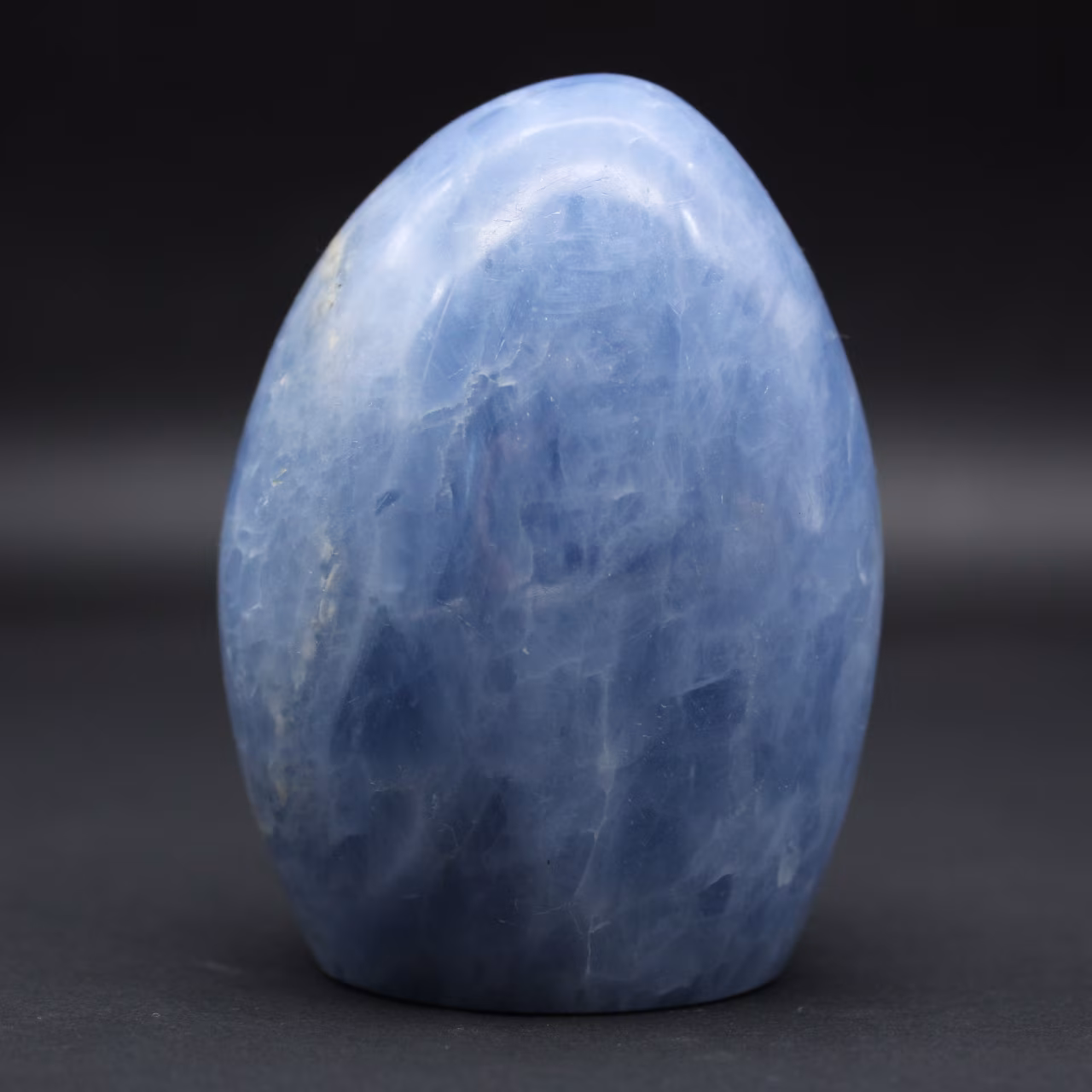 Blauer Calcit polierter Stein