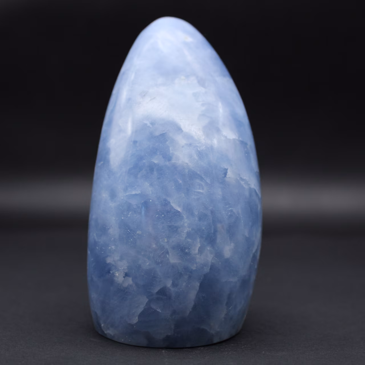 Dekorativer blauer Calcit