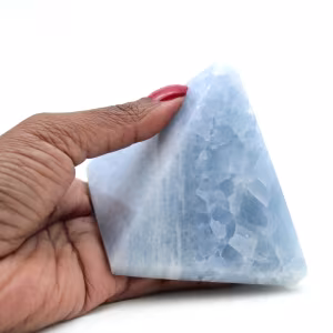 Blaue calcitpyramide