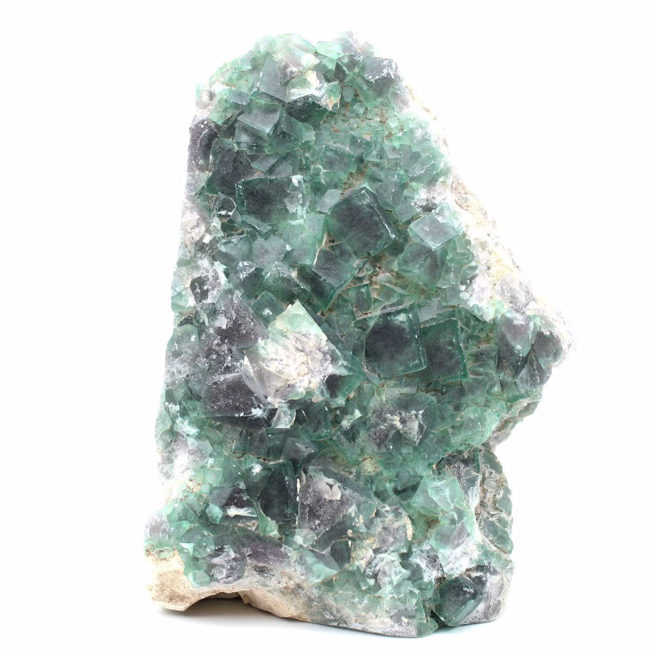 Kubische fluoritkristalle auf ganggestein