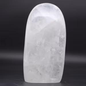 Freiform aus geschliffenem bergkristall