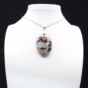 Ovaler Anhänger mit rosa Turmalin-Einschluss