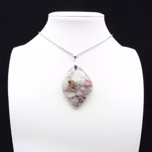 Blattanhänger mit rosa Turmalin-Einschluss