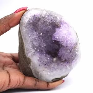 Kleine echte Amethyst-Geode aus Brasilien