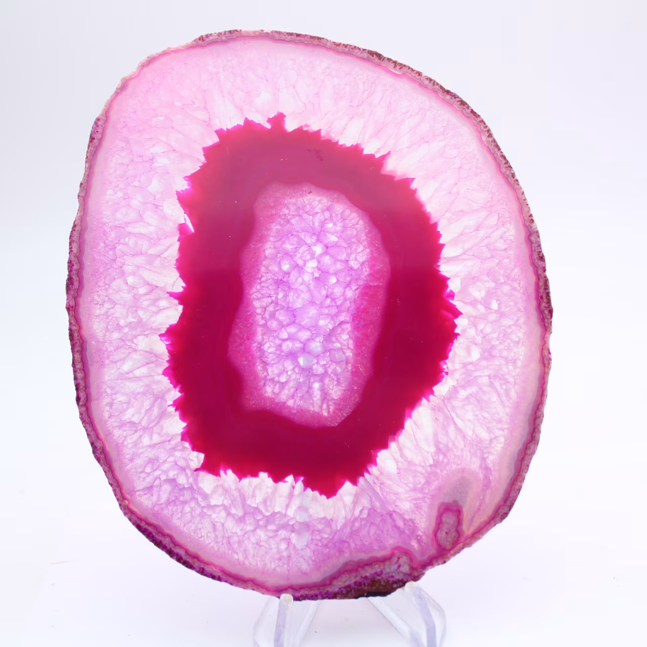 Ausschnitt aus poliertem, rosa gefärbtem Achat