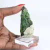 Rohchromdiopsid auf einem Sockel aus finnischem Naturstein, 70 g - 1