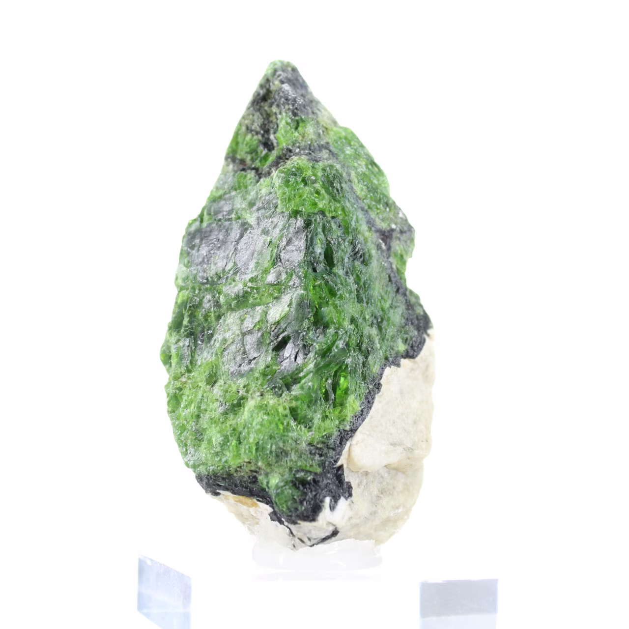 Rohchromdiopsid auf einem Sockel aus finnischem Naturstein, 70 g