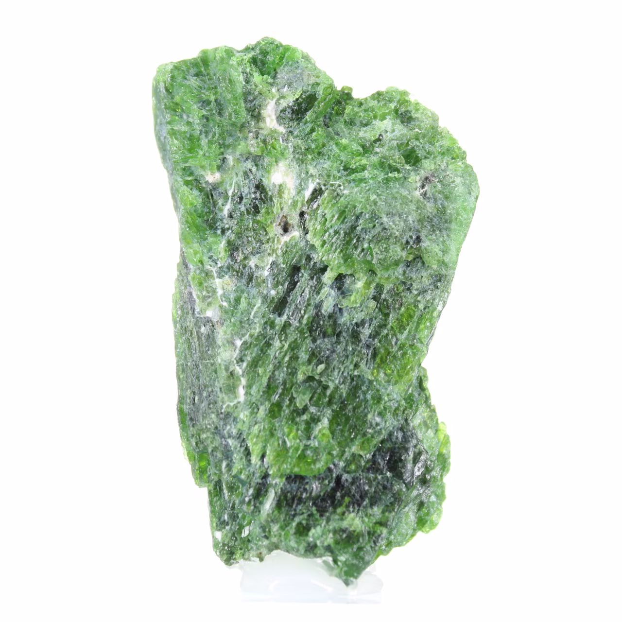 Rohprobe von finnischem Chromediopsid auf einem Sockel, 60 g