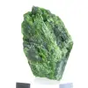 Rohes finnisches Chromerdiopsid, grüne Probe auf Boden 80 g - 4