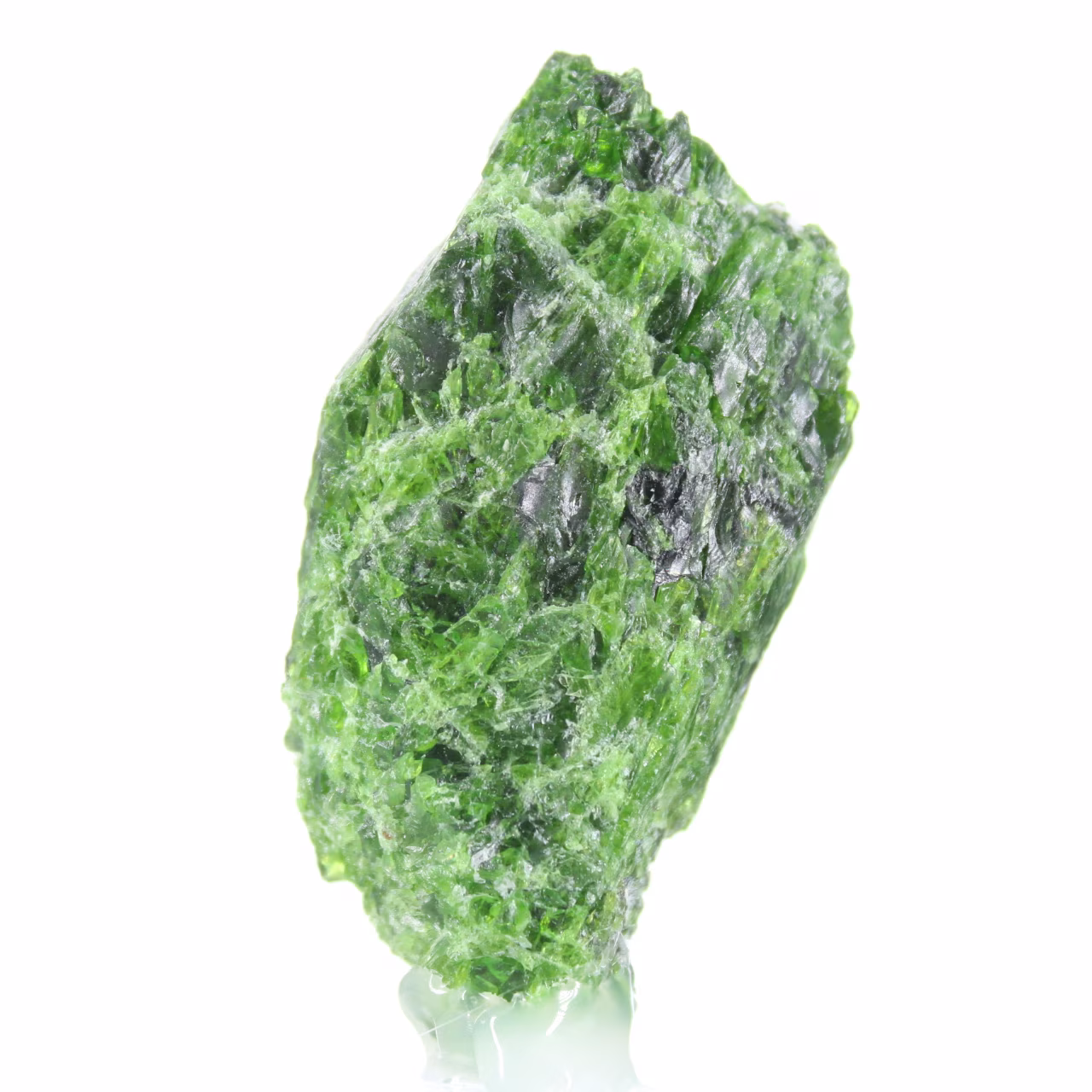 Rohes Chromediopsid aus Finnland, grünes Mineral auf einem Sockel, 60 g