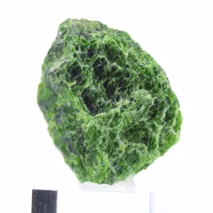 Rohes Chromediopsid auf Trägermaterial, grünes Silikat aus Finnland, 60 g