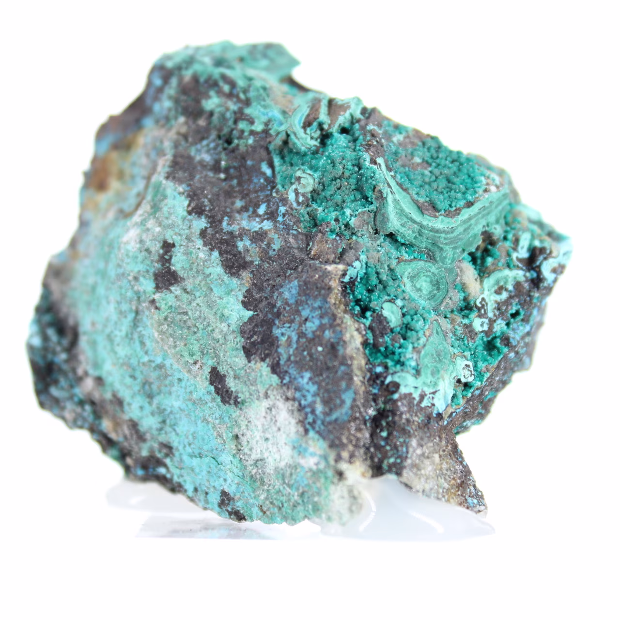 Rohe Brochantitkristalle auf Ganggestein aus Chile auf Grund