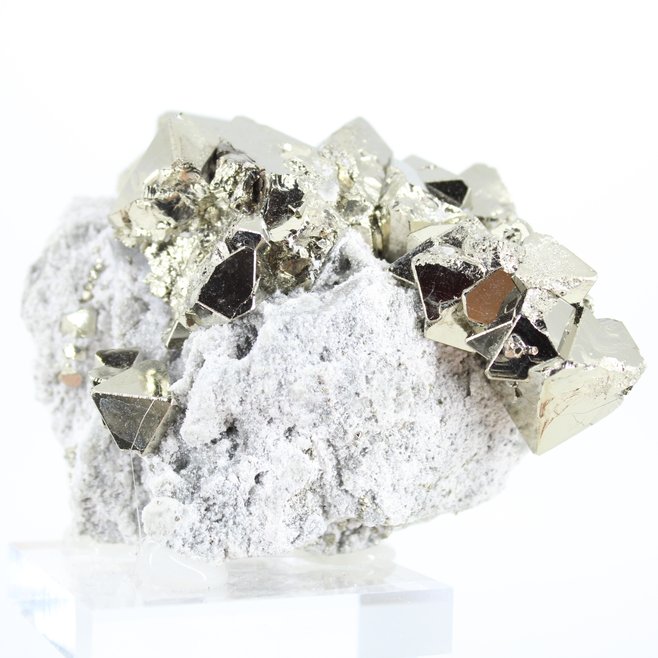 Pyritprobe aus Peru mit goldenen Oktaederkristallen