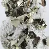 Pyrit aus Peru in oktaedrischen Formen – Sammlermineral auf einem Sockel - 8