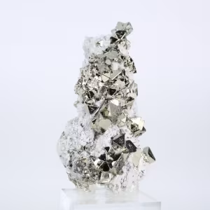Pyrit aus Peru in oktaedrischen Formen – Sammlermineral auf einem Sockel