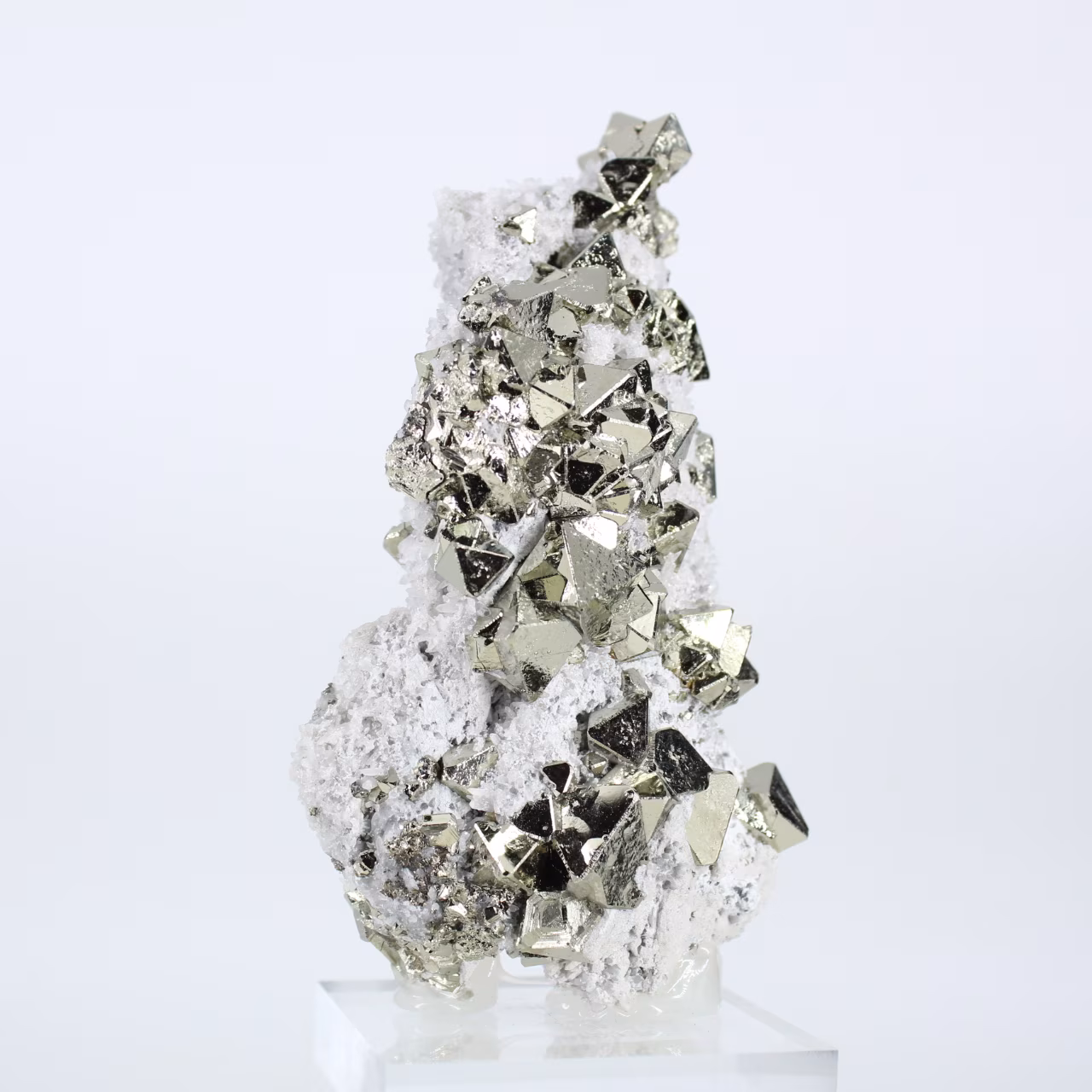 Pyrit aus Peru in oktaedrischen Formen – Sammlermineral auf einem Sockel