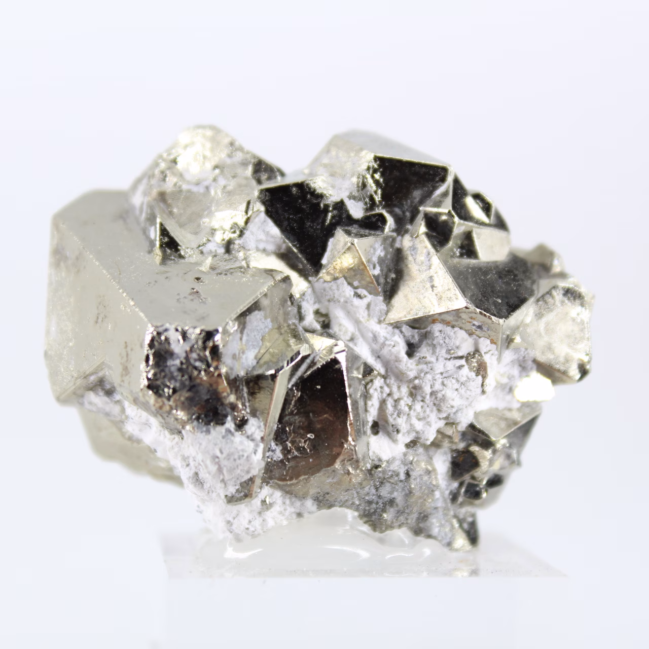 Geometrischer Pyrit aus Peru – Oktaedrische Kristalle auf einem Sockel