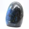 Labradorit-Mineral aus Madagaskar in Freiform als Ornament - 1