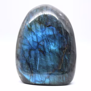 Labradorit-Mineral aus Madagaskar in Freiform als Ornament