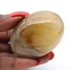 Gelber Quarz-Trommelstein aus Madagaskar mit sanften Konturen - 2