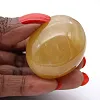 Gelber madagassischer Quarz als kleiner Trommelstein aus Naturstein - 2