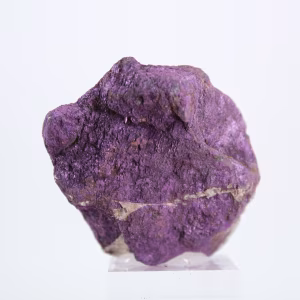Rohe Purpurit aus Portugal auf Sockel – Mineralspezimen
