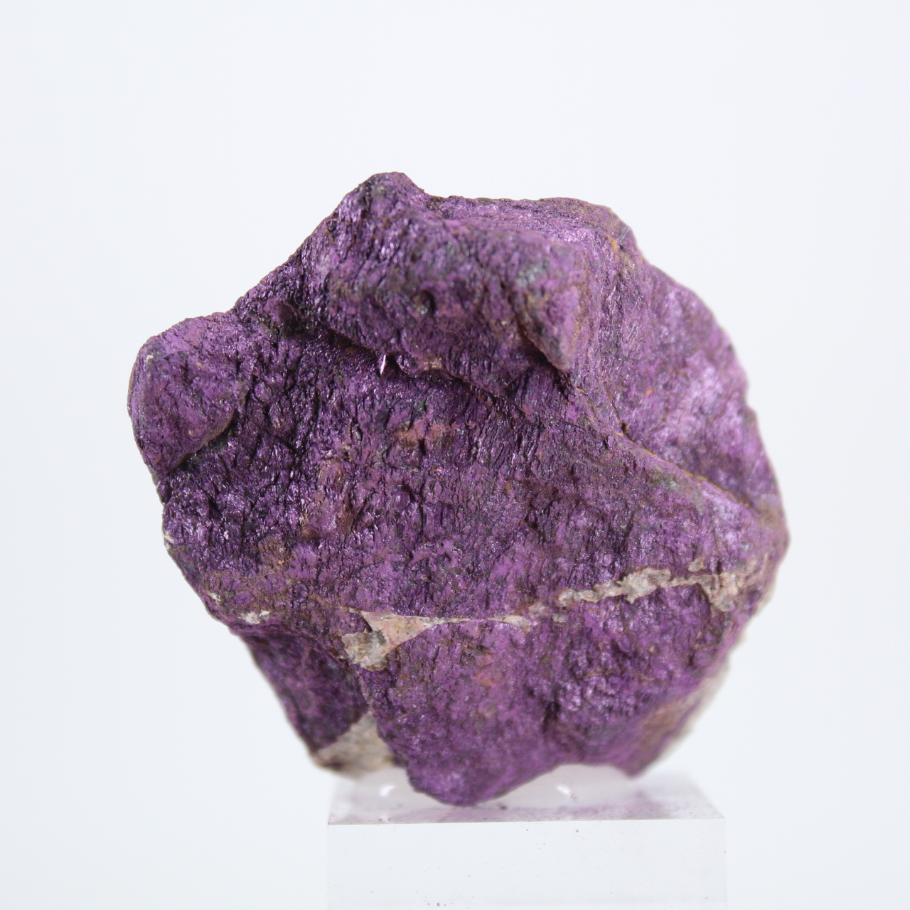 Rohe Purpurit aus Portugal auf Sockel – Mineralspezimen
