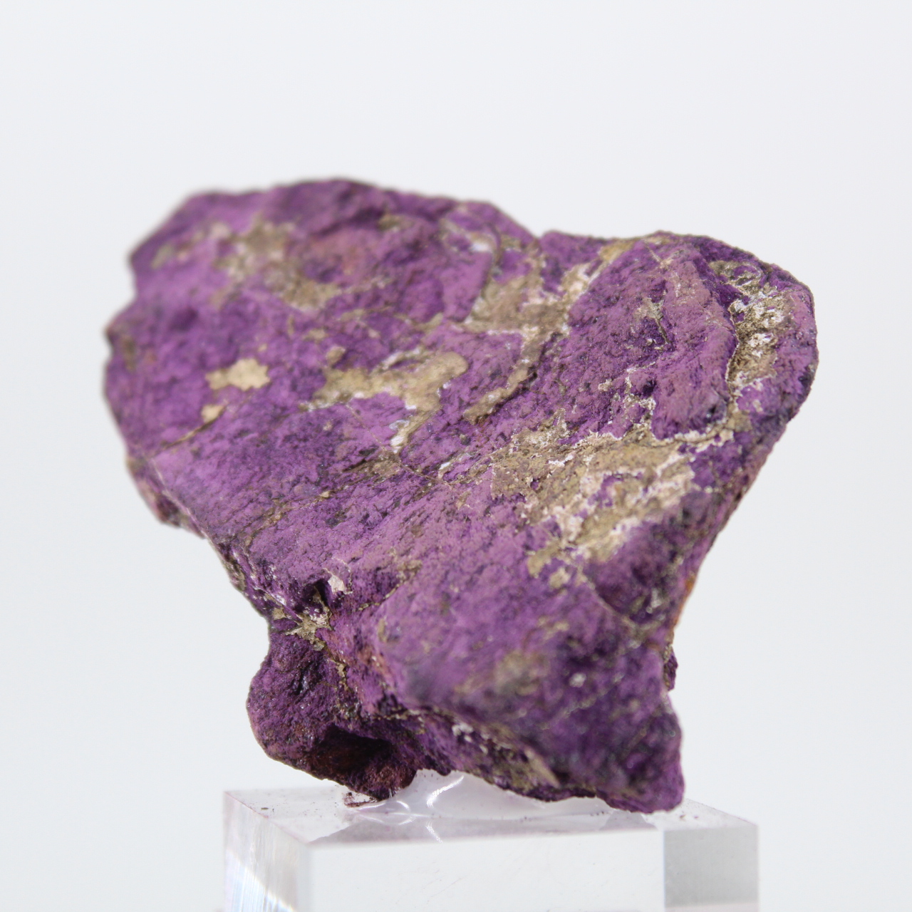 Natürlicher portugiesischer Purpurit auf Sockel – Rohmineral