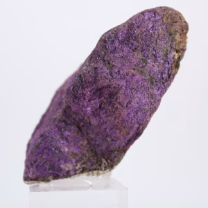 Roher Purpurit aus Portugal auf Sockel – Mineralogische Sammlung