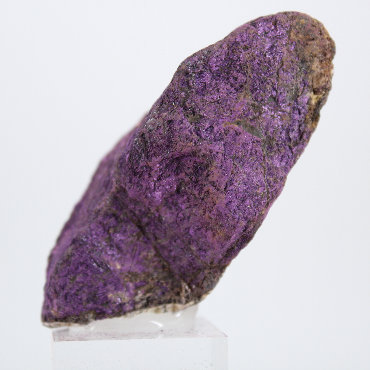 Roher Purpurit aus Portugal auf Sockel – Mineralogische Sammlung