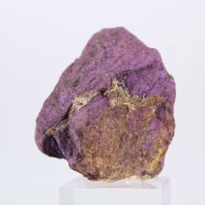 Roher portugiesischer Purpurit auf Sockel – Mineralogisches Stück