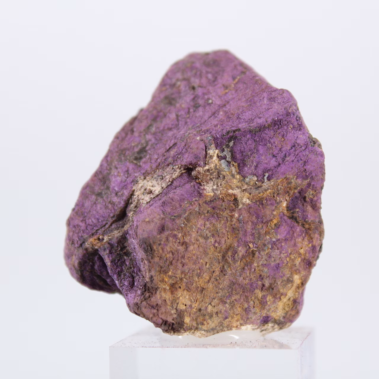 Roher portugiesischer Purpurit auf Sockel – Mineralogisches Stück